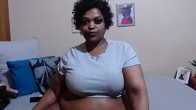 Snapshot of HotCurvyAssx38 chatting on January 5, 1:35 am HotCurvyAssx38 online show from January 5, 1:35 am