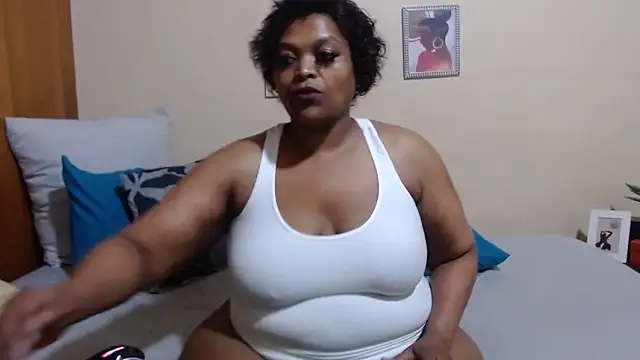 Snapshot of HotCurvyAssx38 chatting on January 6, 1:31 am HotCurvyAssx38 online show from January 6, 1:31 am