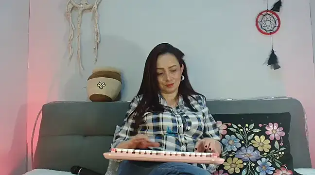 catalinamommyx online show from February 24, 12:41 am