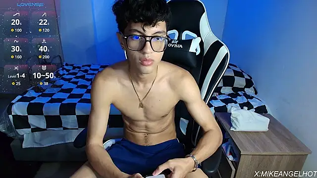 Snapshot of Angelligth chatting on February 17, 3:36 am Angelligth online show from February 17, 3:36 am