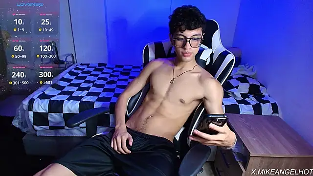 Snapshot of Angelligth chatting on February 20, 6:26 am Angelligth online show from February 20, 6:26 am