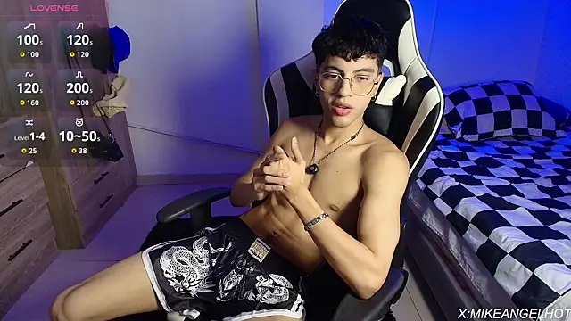 Snapshot of Angelligth chatting on March 18, 3:42 am Angelligth online show from March 18, 3:42 am