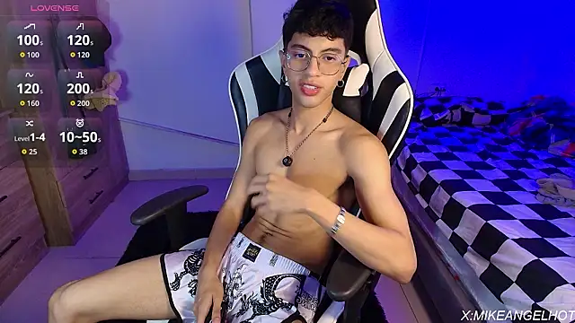 Snapshot of Angelligth chatting on March 19, 3:43 am Angelligth online show from March 19, 3:43 am