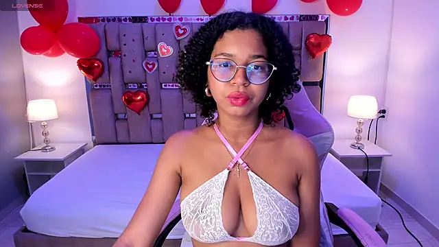 Snapshot of MilaHall_ chatting on February 11, 3:40 am MilaHall  online show from February 11, 3:40 am