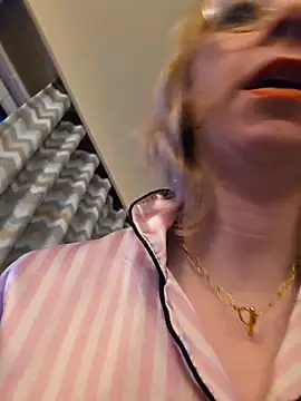 Snapshot of Giuliana_baby chatting on December 23, 7:50 am Giuliana baby online show from December 23, 7:50 am