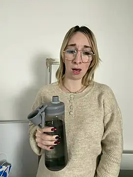 Snapshot of Giuliana_baby chatting on February 7, 9:18 pm Giuliana baby online show from February 7, 9:18 pm