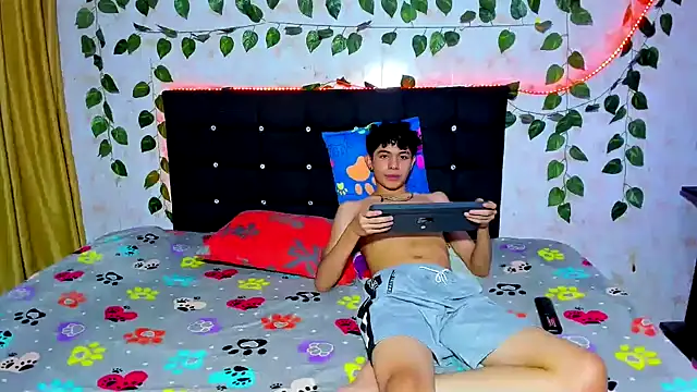 Snapshot of Alexander_and_Xiao chatting on December 19, 2:01 am Alexander and Xiao online show from December 19, 2:01 am