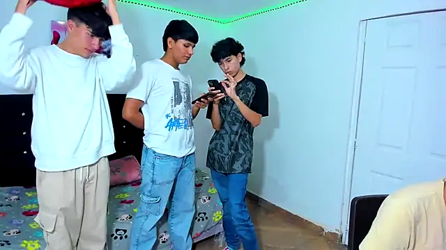 Snapshot of Alexander_and_Xiao chatting on March 7, 9:59 pm Alexander and Xiao online show from March 7, 9:59 pm