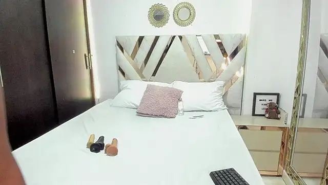 KriisvanyLeroy online show from December 4, 8:17 pm