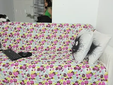 Emma Jnes online show from February 12, 10:15 pm