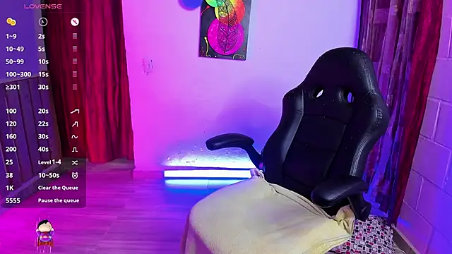 Snapshot of Sharon_hils chatting on February 13, 8:34 pm Sharon hils online show from February 13, 8:34 pm