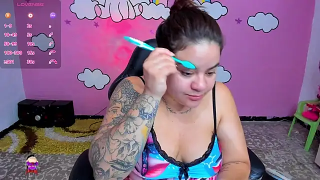 Snapshot of Sharon_hils chatting on April 7, 1:00 pm Sharon hils online show from April 7, 1:00 pm