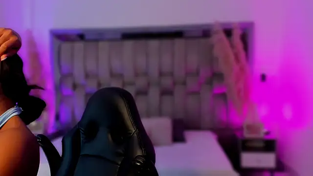 Snapshot of ChaynnaCooper chatting on December 21, 4:08 am ChaynnaCooper online show from December 21, 4:08 am