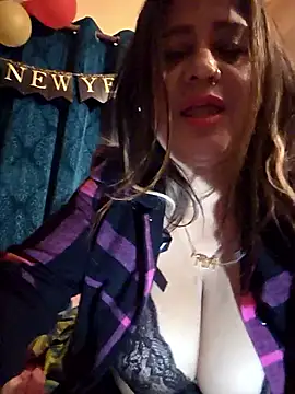 Snapshot of Hot_Queen77 chatting on January 10, 5:37 pm Hot Queen77 online show from January 10, 5:37 pm