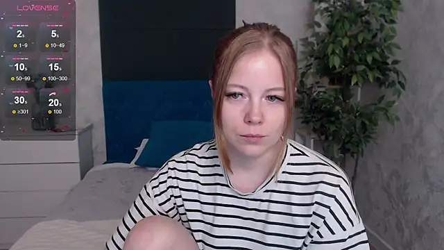 Snapshot of JennyyHot chatting on February 9, 5:00 am JennyyHot online show from February 9, 5:00 am