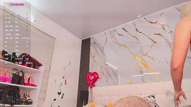 Snapshot of EmilyLeah_ chatting on March 1, 3:25 pm EmilyLeah online show from March 1, 3:25 pm