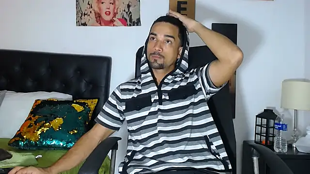 Snapshot of ryan_musclexxx chatting on December 8, 3:32 am ryan musclexxx online show from December 8, 3:32 am