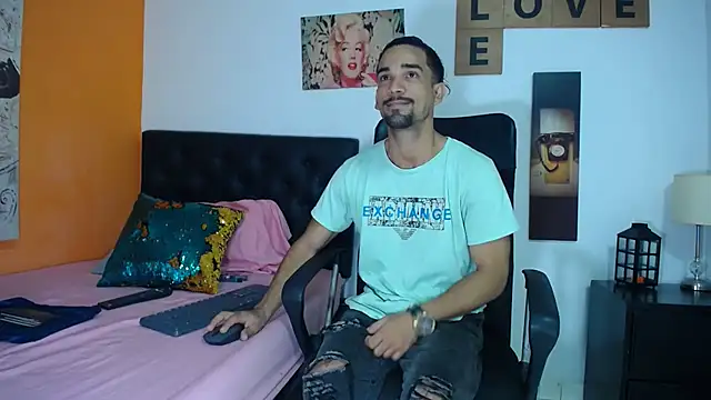 Snapshot of ryan_musclexxx chatting on December 12, 3:43 am ryan musclexxx online show from December 12, 3:43 am