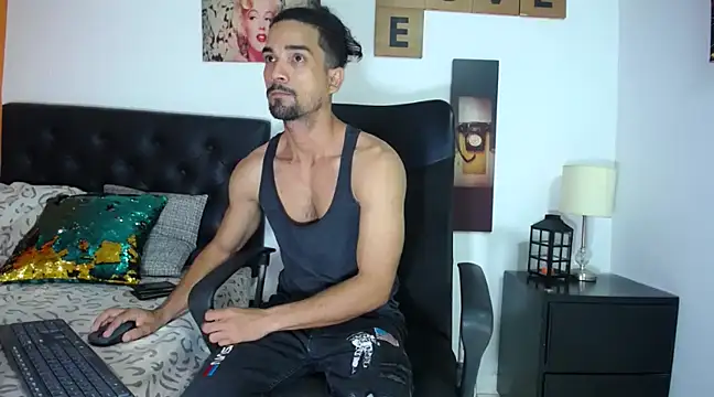 Snapshot of ryan_musclexxx chatting on December 14, 7:40 am ryan musclexxx online show from December 14, 7:40 am