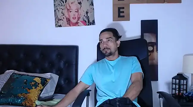 Snapshot of ryan_musclexxx chatting on December 15, 3:34 am ryan musclexxx online show from December 15, 3:34 am