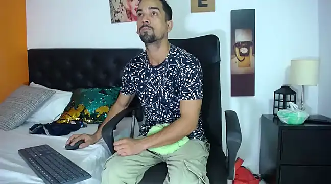 Snapshot of ryan_musclexxx chatting on December 17, 3:50 am ryan musclexxx online show from December 17, 3:50 am