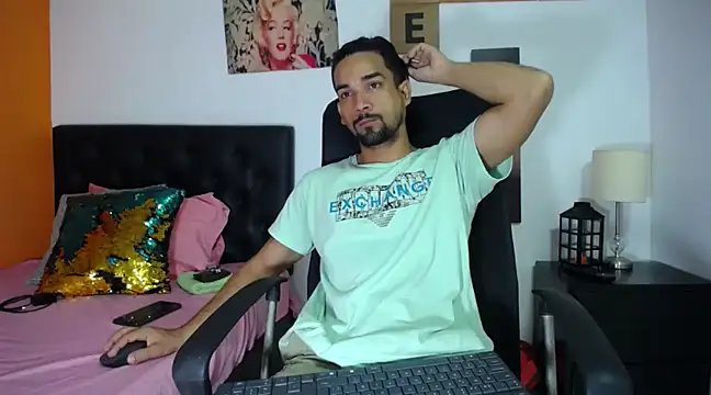 Snapshot of ryan_musclexxx chatting on December 19, 3:40 am ryan musclexxx online show from December 19, 3:40 am
