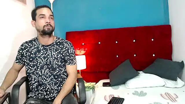 Snapshot of ryan_musclexxx chatting on January 4, 3:29 am ryan musclexxx online show from January 4, 3:29 am