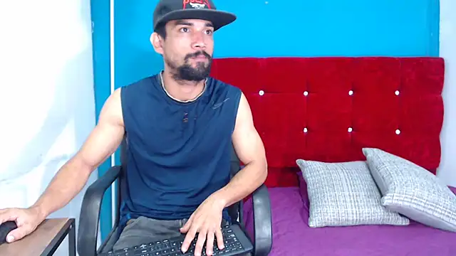 Snapshot of ryan_musclexxx chatting on January 17, 2:50 am ryan musclexxx online show from January 17, 2:50 am