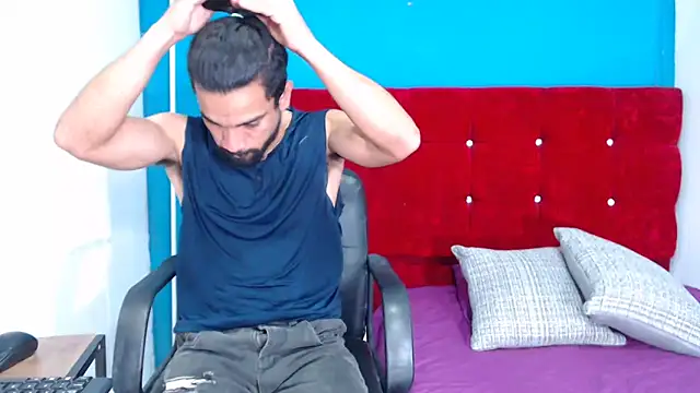 Snapshot of ryan_musclexxx chatting on January 17, 5:53 am ryan musclexxx online show from January 17, 5:53 am
