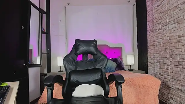 Snapshot of kitty_queen10 chatting on November 22, 3:38 am kitty queen10 online show from November 22, 3:38 am