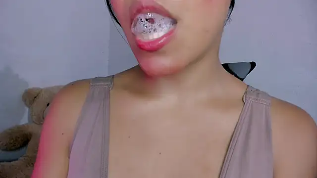 Snapshot of veky_saliva01 chatting on April 21, 10:56 pm veky saliva01 online show from April 21, 10:56 pm