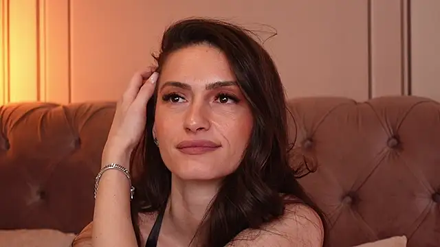 Snapshot of MayaVixxen chatting on February 7, 6:24 am MayaVixxen online show from February 7, 6:24 am