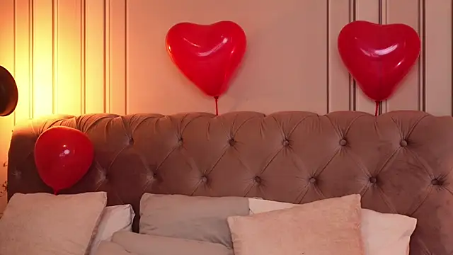 Snapshot of MayaVixxen chatting on February 13, 5:58 am MayaVixxen online show from February 13, 5:58 am