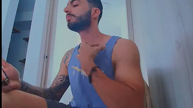 Snapshot of thomas_gun chatting on June 30, 12:39 pm thomas gun online show from June 30, 12:39 pm