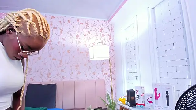 amber-hill online show from December 18, 6:58 pm