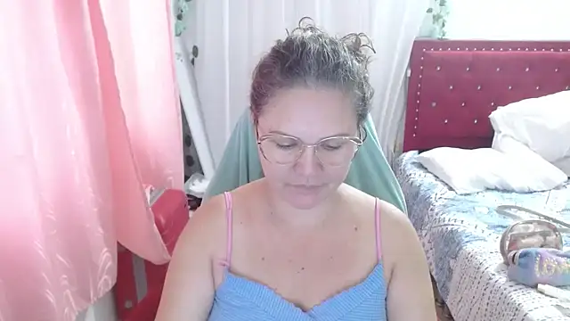 Snapshot of helenca43 chatting on September 24, 11:02 am helenca43 online show from September 24, 11:02 am