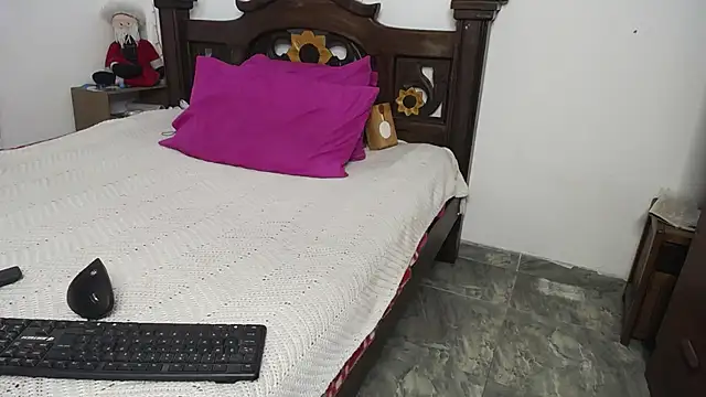 Snapshot of DominaLeona chatting on January 25, 7:39 pm DominaLeona online show from January 25, 7:39 pm