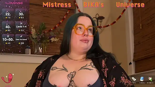 Snapshot of MissBika chatting on March 4, 2:27 am MissBika online show from March 4, 2:27 am