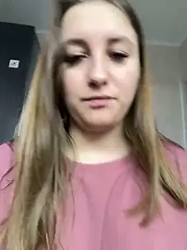 Snapshot of Strawberryyyyik chatting on December 9, 9:28 am Strawberryyyyik online show from December 9, 9:28 am