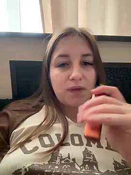 Snapshot of Strawberryyyyik chatting on December 31, 6:37 am Strawberryyyyik online show from December 31, 6:37 am