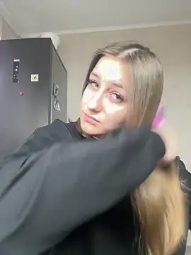 Snapshot of Strawberryyyyik chatting on January 4, 9:00 am Strawberryyyyik online show from January 4, 9:00 am