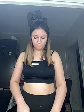 Snapshot of Strawberryyyyik chatting on January 20, 3:37 am Strawberryyyyik online show from January 20, 3:37 am