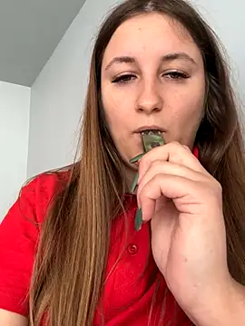 Snapshot of Strawberryyyyik chatting on September 24, 5:00 am Strawberryyyyik online show from September 24, 5:00 am