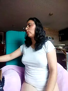 Snapshot of Im_Alma_ chatting on May 4, 2:13 pm Im Alma online show from May 4, 2:13 pm