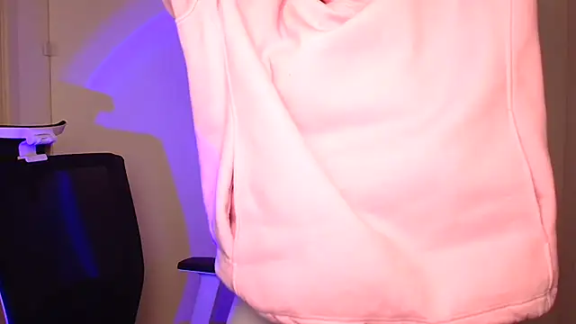 Snapshot of Fantasy_July chatting on December 20, 9:43 am Fantasy July online show from December 20, 9:43 am