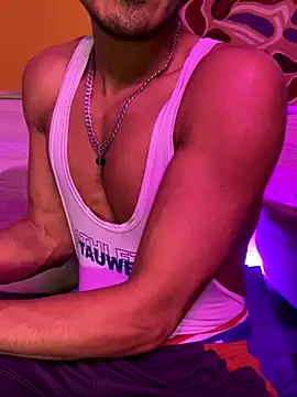 Snapshot of thesummerboy chatting on December 4, 11:30 am thesummerboy online show from December 4, 11:30 am