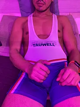 Snapshot of thesummerboy chatting on December 21, 7:56 am thesummerboy online show from December 21, 7:56 am