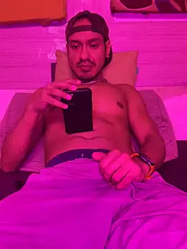 Snapshot of thesummerboy chatting on December 25, 7:14 am thesummerboy online show from December 25, 7:14 am