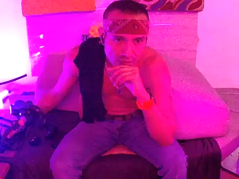 Snapshot of thesummerboy chatting on January 4, 6:41 am thesummerboy online show from January 4, 6:41 am