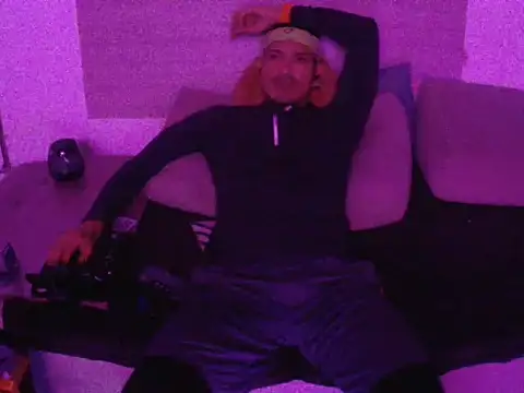 Snapshot of thesummerboy chatting on January 11, 1:48 am thesummerboy online show from January 11, 1:48 am